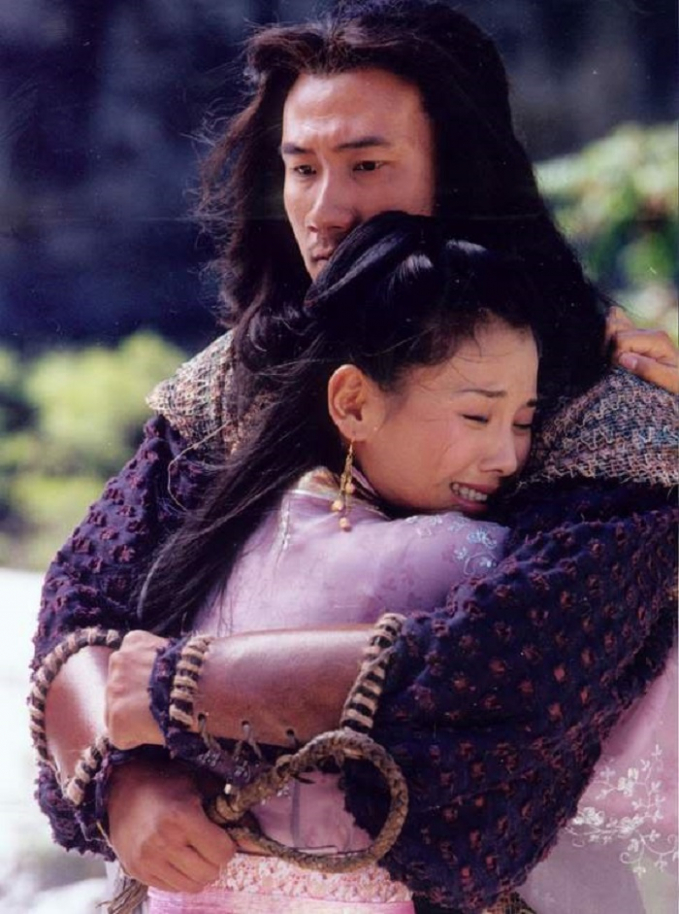 Năm 2003, Hồ Quân cũng vướng tin đồn “phim giả tình thật” với A Châu Lưu Đào, khi Hai người từng là bạn diễn ăn ý trong phim Thiên long bát bộ