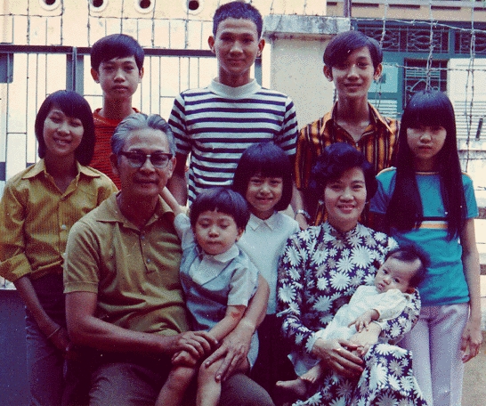 Nhạc sỹ Phạm Duy cùng vợ - ca sỹ Thái Hằng và các con