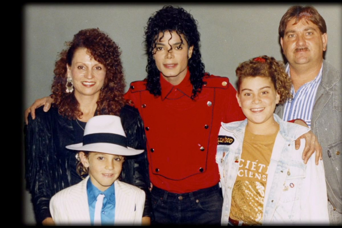 Michael Jackson chụp ảnh cùng gia đình Wade Robson trước đây