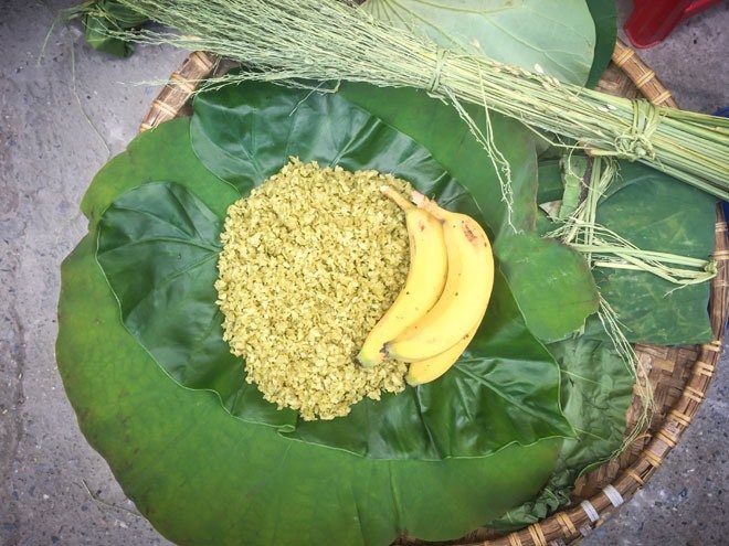 Cốm làng Vòng luôn là món ăn đặc trưng được yêu thích của mùa Thu Hà Nội. (Ảnh: Lao Động)