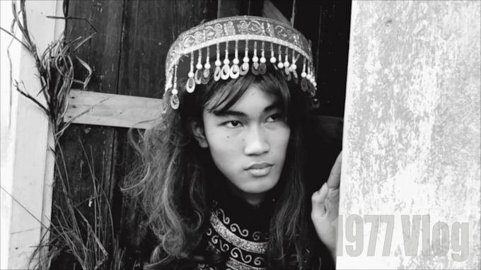 Nguyễn Văn Tân trong vai Mị của 1977 vlog