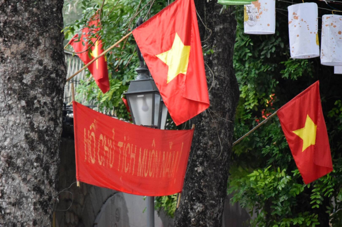Không gian phố Phùng Hưng được trang hoàng ấn tượng với hình ảnh cờ Tổ quốc.