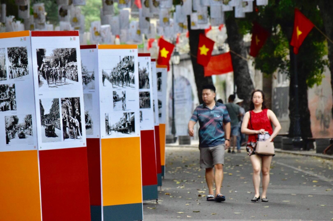 àng trăm hình ảnh, tư liệu quý ở mọi góc độ của Thủ đô Hà Nội ngày 10/10/1954 đang được trưng bày cho du khách thăm quan trên phố bích họa Phùng Hưng.