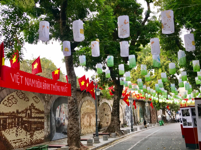 Phố bích họa Phùng Hưng được trang hoàng với hàng trăm chiếc đèn lồng và lá cờ Tổ quốc rực đỏ.