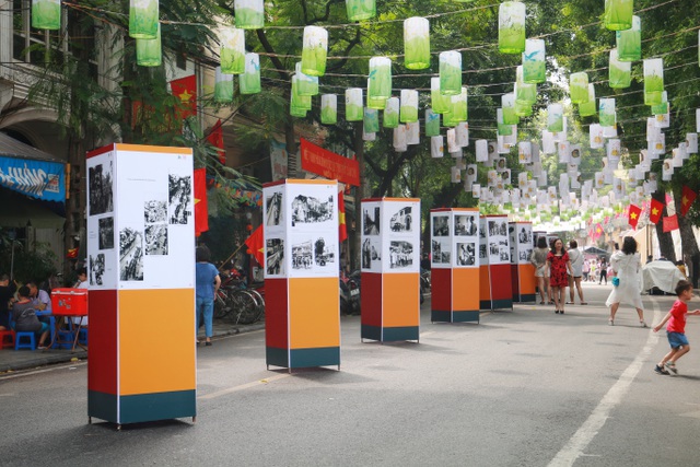 Bên cạnh những màn trình diễn âm nhạc, biểu diễn đường phố, biểu diễn thời trang tôn vinh vẻ đẹp Việt Nam, chương trình còn trung bày các hình ảnh, tranh vẽ... tái hiện khung cảnh Giải phóng Thủ đô trong ký ức của nhiều người dân thủ đô