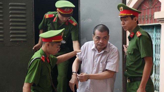 Bị cáo Nguyễn Thanh Hoài bị dẫn giải tới toà sáng 15.10 (Ảnh: Thanh Niên)