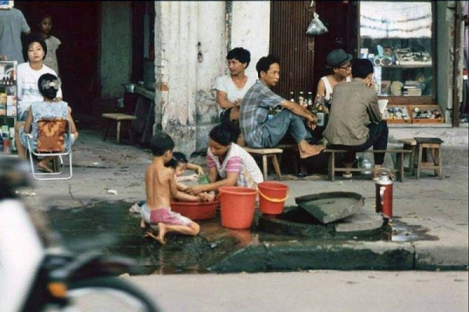 Nước sạch bỗng trở nên khan hiếm với người dân quận Thanh Xuân, Hà Nội như hàng chục năm trước