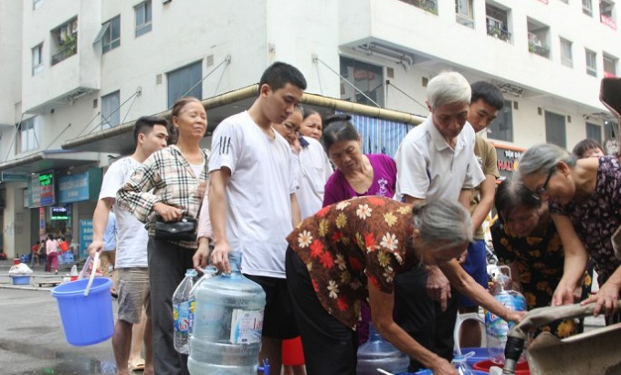 Sáng 17/10, người dân khu HH Linh Đàm lấy nước sạch miễn phí từ xe bồn của Ban quản lý nơi đây trực tiếp chở về.