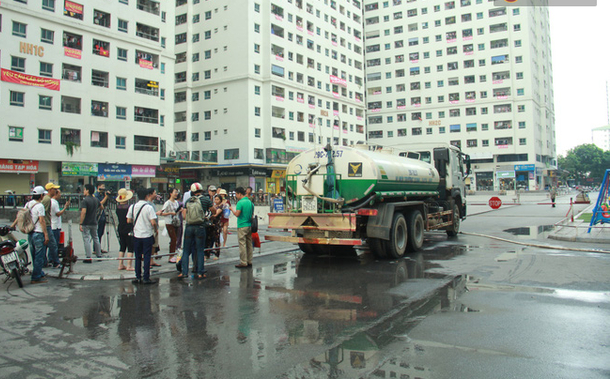 Ngay sau khi xe chở nước miễn phí đến, nhiều cư dân đã xuống để lấy nước (Ảnh: kenh14)