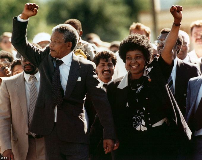 Nelson Mandela và vọa bước ra khỏi nhà tù Victor Verster ở Paarl (Nam Phi) sau khi ông ở tù 27 năm