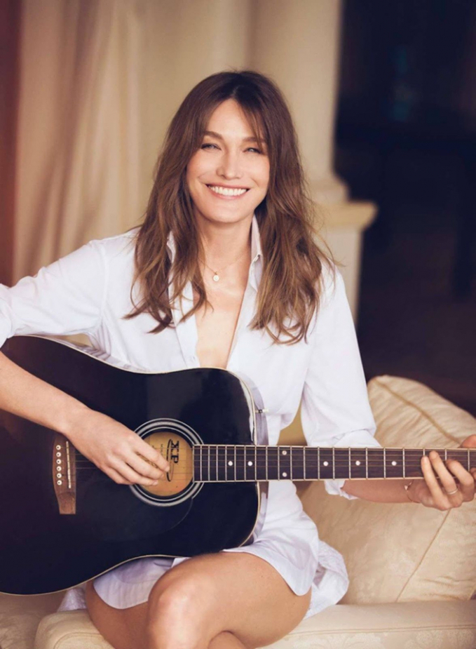 Hình ảnh Carla Bruni ôm guitar ngồi đong đưa trong hơi nhạc Jazz/Blues của Carla Bruni đã trở thành biểu tượng của nước Pháp.