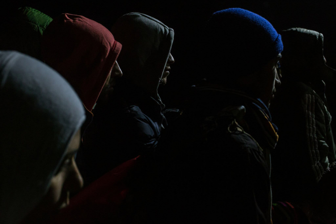 Ngày 21 tháng 11 năm 2015. Người tị nạn xếp hàng để được đăng ký tại một trại tị nạn ở Gevgelija, từ đây họ có thể đi tàu đến Belgrade, Serbia và tiếp tục hành trình qua Balkan tới châu Âu.  (Ảnh của Mauricio Lima)