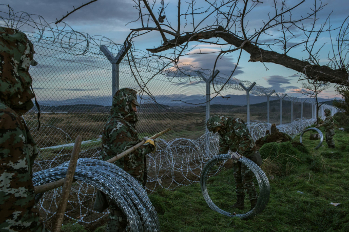 Ngày 28 tháng 11 năm 2015. Những người lính Macedonia ở phía biên giới Hy Lạp đã xây dựng một hàng rào biên giới phân chia thị trấn Gevgelija, Macedonia của họ, ở phía sau, từ Idomeni, nơi gần 2.500 người tị nạn đang bị cấm.  (Ảnh của Mauricio Lima)