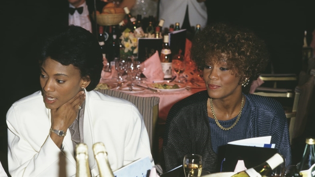 Whitney Houston và Robyn Crawford xuất hiện tại một sự kiện