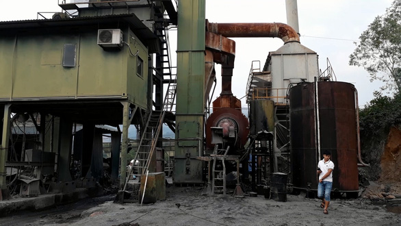 Trạm trộn bê tông nhựa nóng nơi phát tán dầu thải - Ảnh: QUỐC NAM