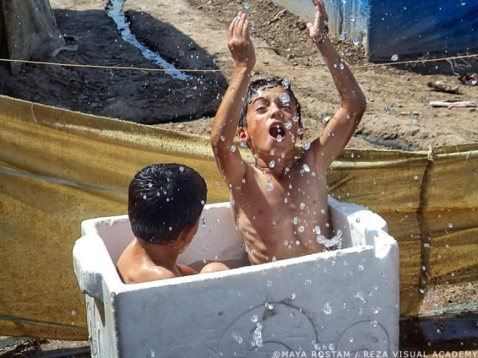 Hai cậu bé trong một chiếc bồn tắm làm từ thùng xốp giữ nhiệt. (Nguồn: nationalgeographic.com)