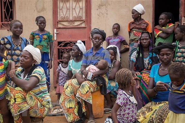 Những người phụ nữ Burkina Faso sơ tán tới một trại tị nạn ở Ouagadougou để tránh các cuộc tấn công bạo lực, ngày 13/6/2019. (Nguồn: AFP/TTXVN)