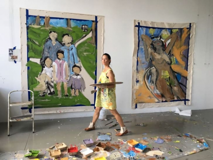 Lucy Liu trong studio của mình