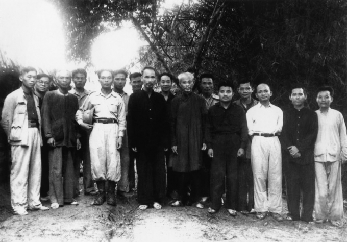 Đại tướng Võ Nguyên Giáp (hàng đầu, thứ ba từ trái sang) bên cạnh Chủ tịch Hồ Chí Minh, sau lễ phong quân hàm Đại tướng, tại Lục Rã, chân đèo Re, ngày 27/5/1948. (Nguồn: TTXVN)