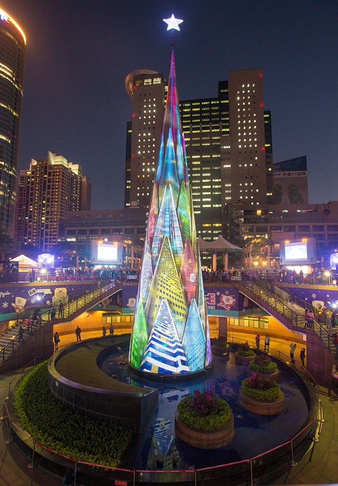 Cây thông cao 36m được dựng trọn vẹn bằng đèn Led tại Đài Loan, cứ sau khi mặt trởi lặn nửa giờ là người dân được chiêm ngưỡng và thưởng thức chương trình ánh sáng từ cây thông đặc biệt này.