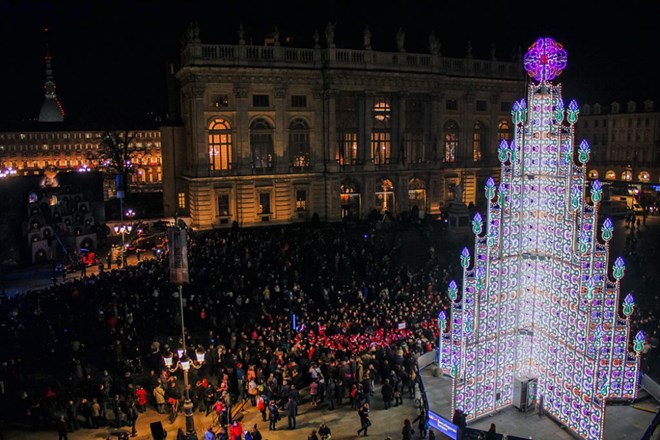 Cây thông Giáng sinh được tạo bởi hàng nghìn bóng đèn Led tại Turin, Ý