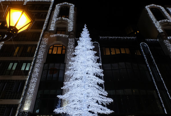 Cây thông Noel trắng như được phủ tuyết, nằm trên một trong những con phố mua sắm chính ở thủ đô Budapest, Hungary.