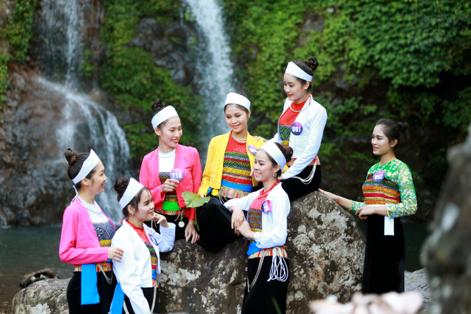 25 thí sinh “Người đẹp xứ Mường 2019” khoe sắc tại thác Cửu Tú Sơn 