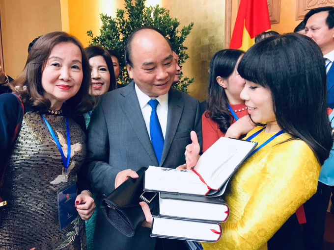 Nhà báo Bích Yến (áo vàng) vinh dự được gặp Thủ tướng Nguyễn Xuân Phúc