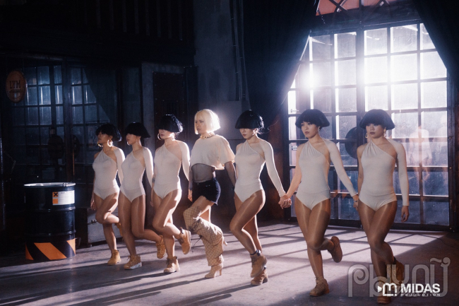 Ai là người đứng sau những màn vũ đạo ấn tượng trong MV 'Duyên Âm' và 'Để Mị nói cho mà nghe' của Hoàng Thùy Linh?
