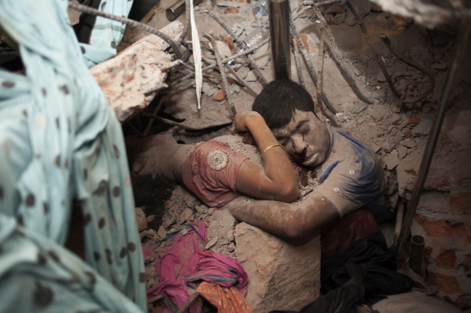 Hai nạn nhân được nhìn thấy trong đống đổ nát sau khi một tòa nhà tám tầng bị sập ở Savar, Bangladesh, vào tháng 4 năm 2013. Hơn 1.000 người đã thiệt mạng. Akhter