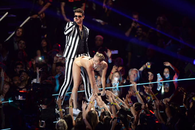 Robin Thicke và Miley Cyrus biểu diễn trên sân khấu trong lễ trao giải âm nhạc video MTV vào tháng 8 năm 2013. Màn trình diễn khiêu khích chiếm ưu thế trên các tiêu đề và có nhiều người thảo luận về việc liệu nó có quá mạo hiểm hay không. Ảnh: Andrew H. Walker