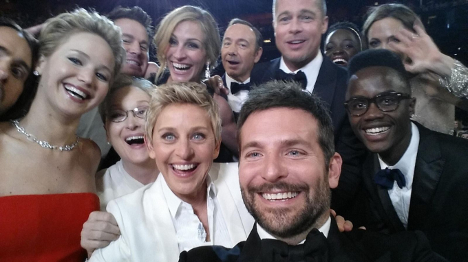 Người dẫn chương trình giải Oscars Ellen DeGeneres chụp ảnh selfie với các ngôi sao điện ảnh tại lễ trao giải vào tháng 3-2014. Diễn viên Bradley Cooper, người đứng hàng đầu tiên, là người cầm máy. Sau đó, bức ảnh này được DeGeneres đăng lên Twitter với dòng tweet hài hước: 