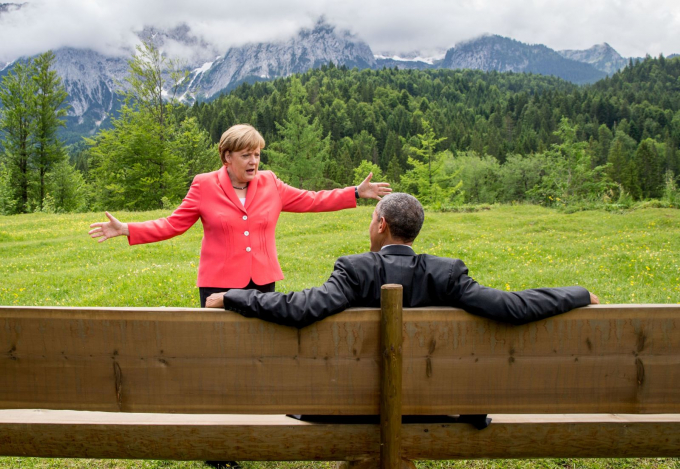 Thủ tướng Đức Angela Merkel trò chuyện với tổng thống Mỹ Barack Obama gần dãy núi Alps của Bavaria vào tháng 6-2015. Thời điểm đó, ông Obama và các nhà lãnh đạo thế giới khác đã có mặt ở Đức cho hội nghị thượng đỉnh G7 hằng năm - Ảnh: Getty Images