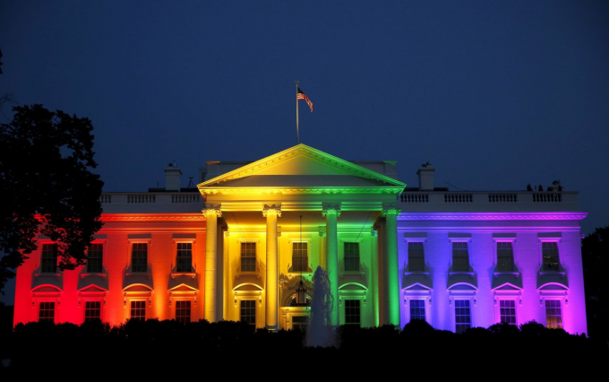 Nhà Trắng trang trí đèn chiếu trong màu sắc cầu vồng để kỷ niệm phán quyết của Tòa án tối cao nhằm hợp pháp hóa hôn nhân đồng giới vào tháng 6-2015 - Ảnh: Reuters
