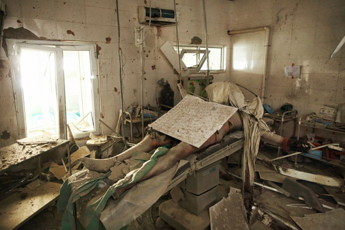 Baynazar Mohammad Nazar nằm chết trên bàn mổ bên trong bệnh viện ở Kunduz, Afghanistan. Bệnh viện đã bị đánh bom sau khi các lực lượng Afghanistan kêu gọi hỗ trợ trên không vào tháng 10 năm 2015, Tướng John Campbell, chỉ huy lực lượng Hoa Kỳ tại Afghanistan cho biết. Ảnh: Andrew Quilty