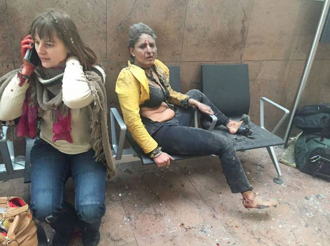Hai phụ nữ bị thương ngồi trong sân bay ở Brussels, Bỉ, sau hai vụ nổ  vào tháng 3 năm 2016. Một ga tàu điện ngầm trong thành phố cũng bị nhắm vào các vụ tấn công khủng bố khiến 32 người thiệt mạng và hàng trăm người khác bị thương. ISIS đã nhận trách nhiệm cho cả hai cuộc tấn công. Hình ảnh Ketevan Kardava / AFP / Getty