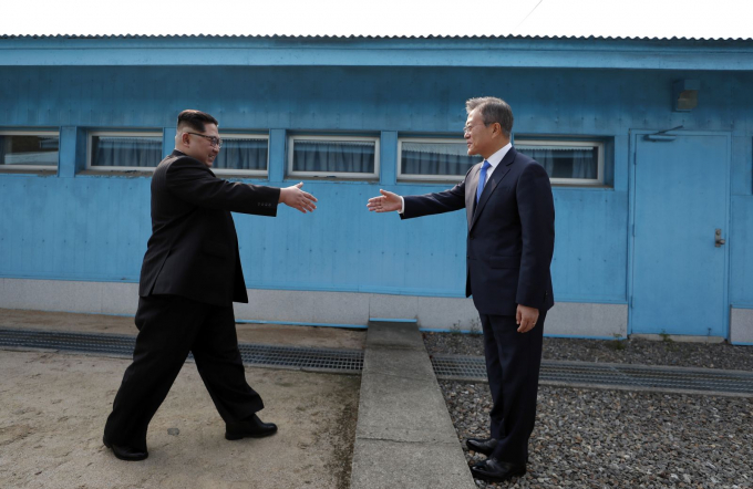 Khoảnh khắc lịch sử vào tháng 4-2018 khi Kim Jong Un trở thành nhà lãnh đạo đầu tiên của Triều Tiên bước chân vào lãnh thổ Hàn Quốc kể từ năm 1953. Trong ảnh, Tổng thống Hàn Quốc Moon Jae In đang chờ bắt tay ông Kim tại khu phi quân sự DMZ - Ảnh: Korea Summit Press Pool