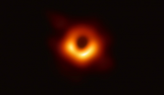 Các nhà nghiên cứu tại Quỹ khoa học quốc gia đã công bố vào tháng 4 năm 2019 rằng đây là bức ảnh đầu tiên về lỗ đen. Hố đen nằm ở trung tâm của M87, một thiên hà khổng lồ gần cụm thiên hà Xử Nữ cách Trái đất 55 triệu năm ánh sáng. Nó có khối lượng gấp 6,5 tỷ lần so với mặt trời của chúng ta. Ảnh: Quỹ khoa học quốc gia thông qua Getty Images