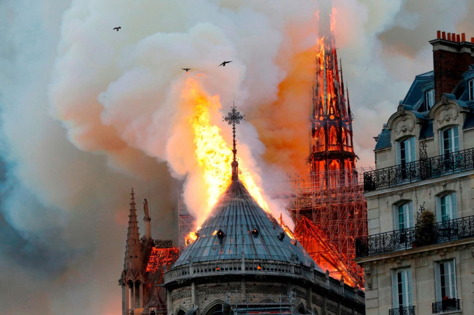 Khói và lửa bốc lên từ nhà thờ Đức Bà Paris vào tháng 4-2019. Một trận hỏa hoạn dữ dội đã gây thiệt hại nặng nề công trình kiến trúc 850 năm tuổi. Vụ cháy đã làm phần mái của nhà thờ hư hỏng nặng nề và khó có thể khôi phục - Ảnh: AFP