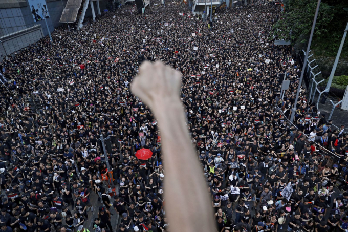Người dân tuần hành trên đường phố Hồng Kông để phản đối dự luật dẫn độ gây tranh cãi vào tháng 6 năm 2019. Ảnh: Vincent Yu / AP