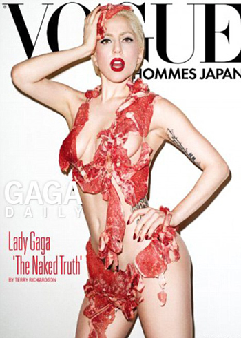 Trước đó, Nữ ca sỹ kỳ dị này đã từng diện một bộ bikini thịt trên trang bìa tạp chí Vogue trong một bộ bikini làm từ… thịt sống.