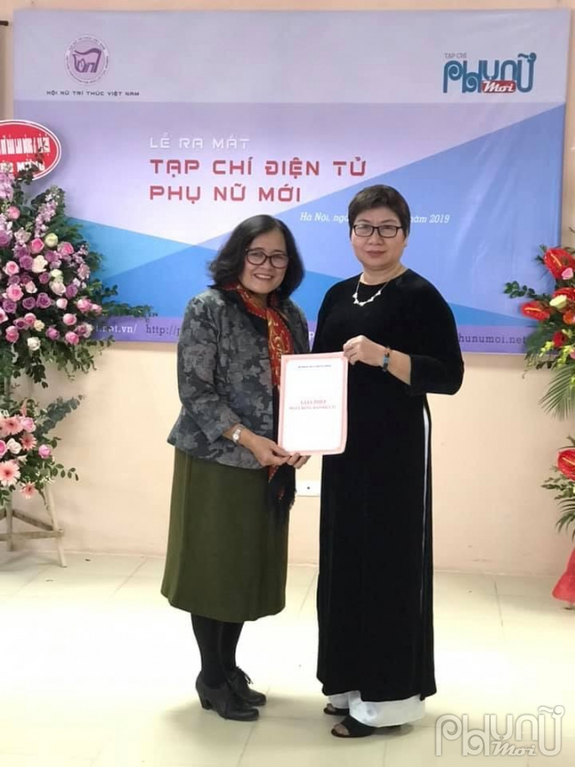   Phó chủ tịch Phạm Thị Mỵ (bìa trái) trao Giấy phép số 354/GP- BTTTT cho Tổng Biên tập Tạp chí Phụ nữ mới Phạm Thanh Hà  