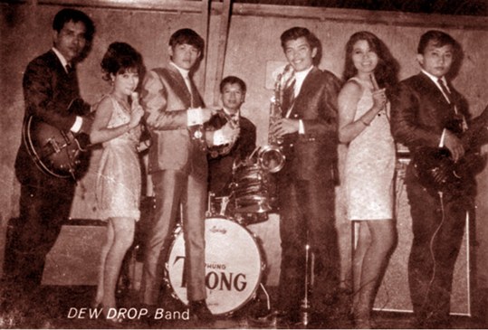Các ban nhạc Sài Gòn những năm 60 thường chơi lại những bài đang ăn khách được phát hành rộng khắp trên thế giới chứ chưa có sáng tác riêng. 