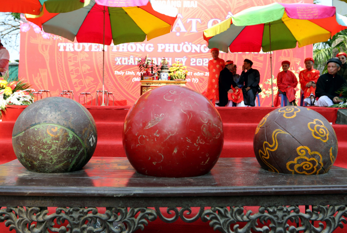 Những quả cầu được kính cẩn đặt trước sự chứng giám của thánh thần trước khi thi đấu. Quả cầu lớn làm bằng gỗ mít, nặng tới 18kg, dành cho những trận đấu chính thức của lứa tuổi thanh niên. Những quả nhỏ và nhẹ hơn hơn dành cho lứa tuổi thiếu niên.