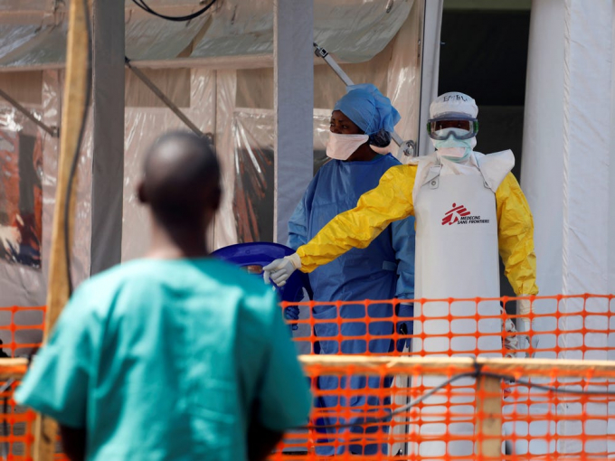 Một nhân viên y tế tại một trung tâm điều trị Ebola ở Goma, Cộng hòa Dân chủ Congo.