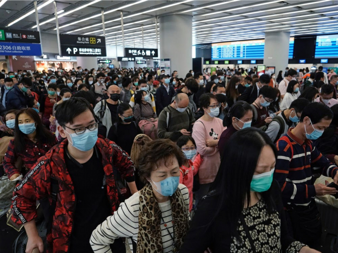 Hành khách tại sảnh khởi hành của ga tàu cao tốc ở Hồng Kông. Ảnh AP / Kin Cheung