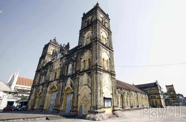 Nhà thờ chính tòa Bùi Chu có phong cách kiến trúc baroque, có  chiều dài 78m, rộng 22m, cao 15m, hai tháp chuông cao 35m.