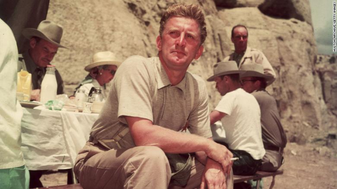 1951: Kirk Douglas tại một bàn ăn dã ngoại trên sa mạc trong bộ phim của đạo diễn Billy Wilder, 'Ace In The Hole.'