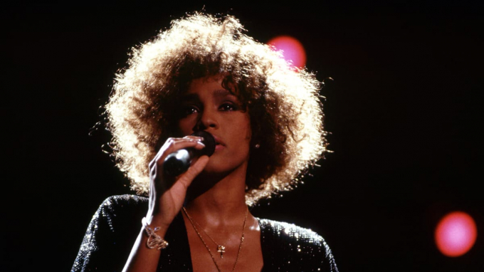 8 năm ngày mất của Whitney Houston - nghe lại Saving all my love for you
