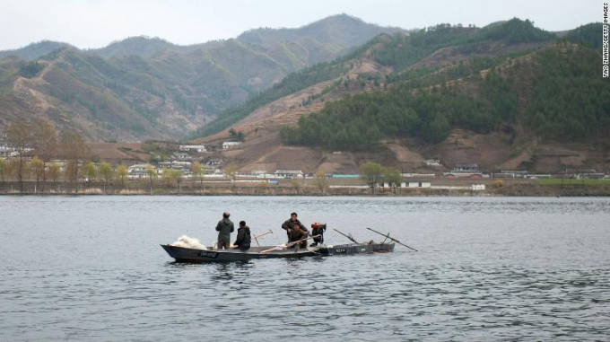 Người Bắc Triều Tiên đi thuyền trên sông Yalu, sông biên giới chia sẻ với Trung Quốc, tại Thanh Thành, Bắc Triều Tiên khi nhìn từ bên kia biên giới vào ngày 29 tháng 4 năm 2019, tại Đan Đông, Trung Quốc.